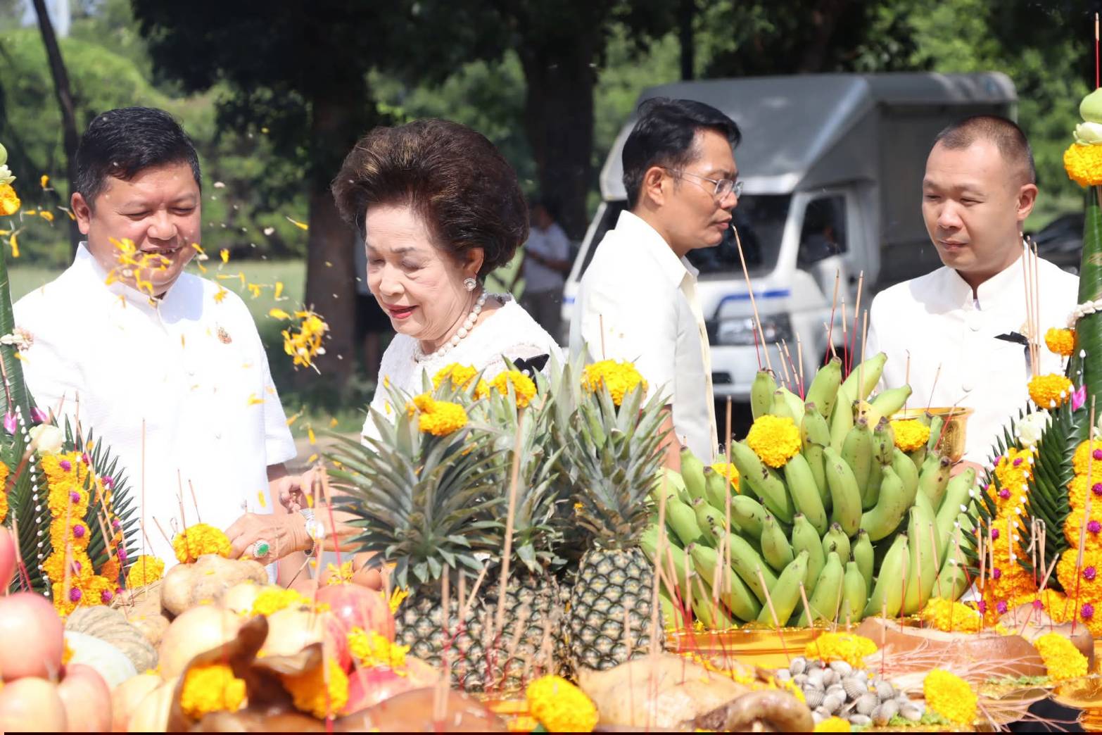 title - ศพส. ร่วมพิธีบวงสรวงซุ้มถวายดอกไม้จันทน์ จังหวัดพระนครศรีอยุธยา น้อมรำลึกในพระมหากรุณาธิคุณ สมเด็จพระบรมราชชนนีพันปีหลวง ณ บริเวณด้านหน้าอาคารศาลาพระมิ่งขวัญ ศูนย์ส่งเสริมและพัฒนาอาชีพเสริมนอกภาคการเกษตร (ศูนย์ศิลปาชีพ บางไทรฯ (เดิม))